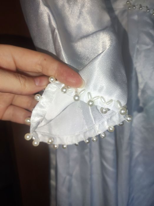 Атласное белое свадебное платье