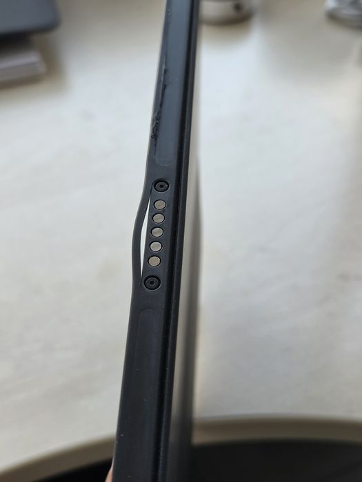 Logitech Combo Touch cu tastatură și track pad detasabile pentru iPad 11 PRO M4