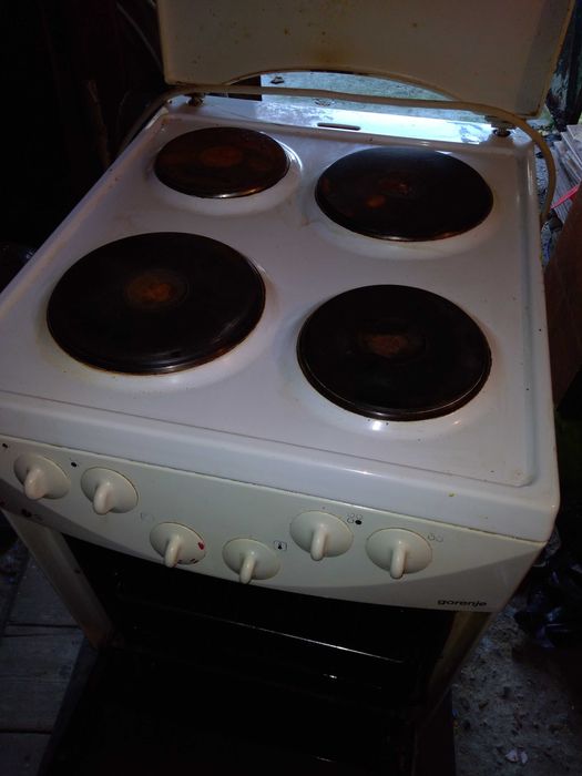 Продавам две готварски печки горение и микровълнова.