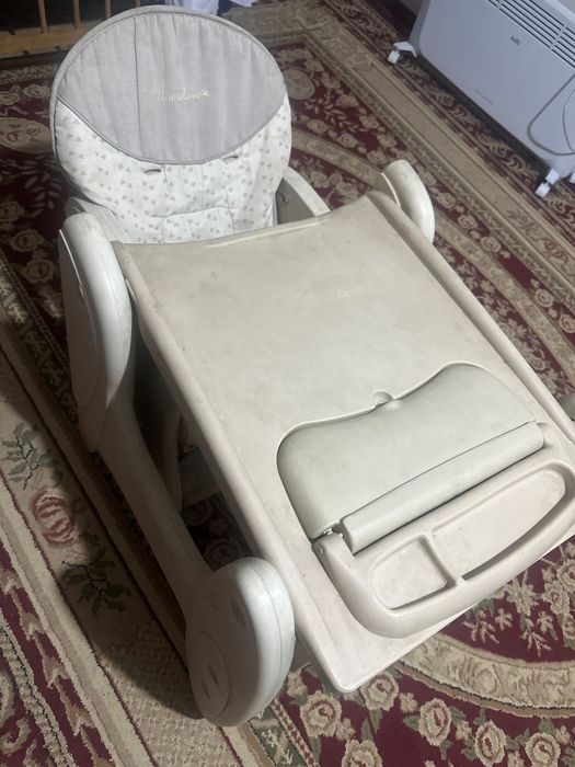 Детский стул и стол и старая деревянная кровать