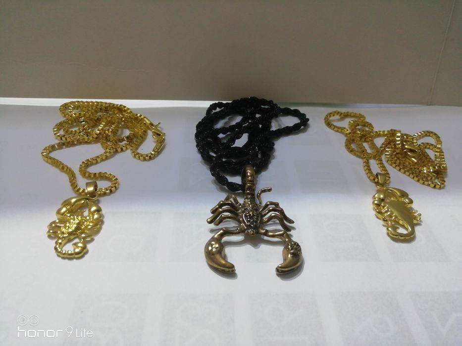 Колиета от кехлибар с естествени и метални скорпиони и синджирчета