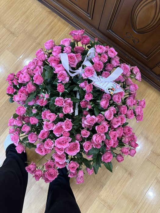 Кустовые розы в корзине