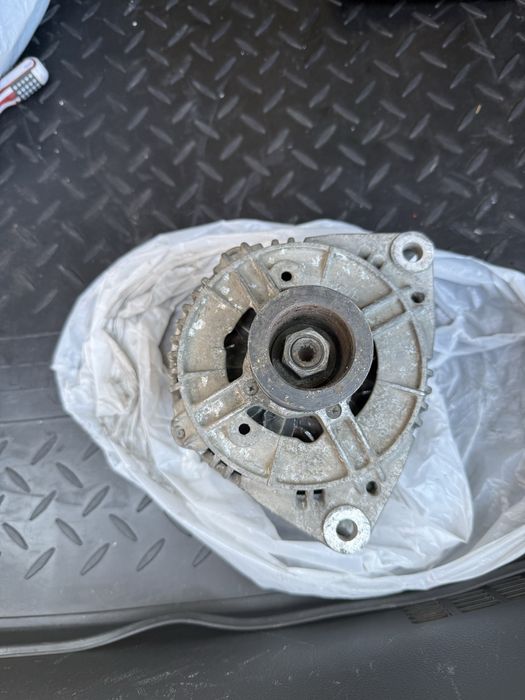 Генератор на Мерседес 210 112 матор