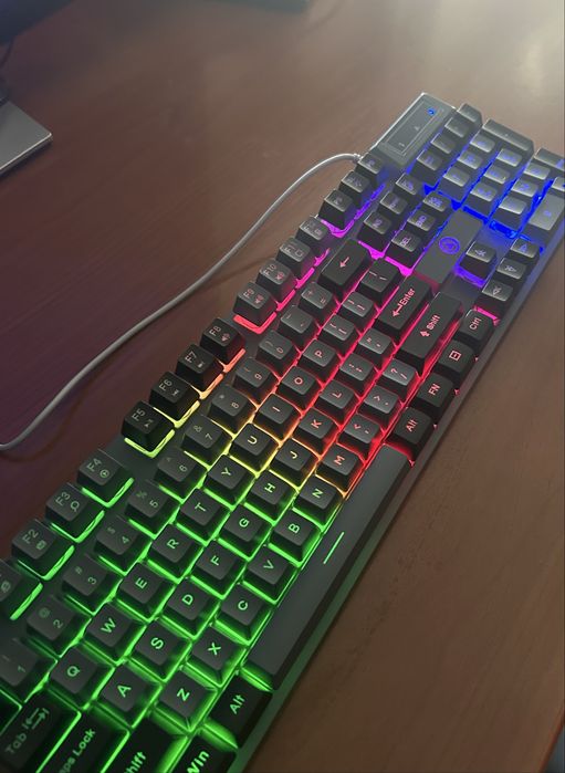 Tastatura gaming noua, mecanica rezistanta la apa, RGB