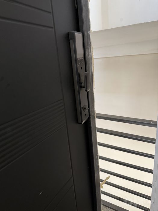 Kvartira Eshik sotiladi Smart lock qulipi bilan Srochno!