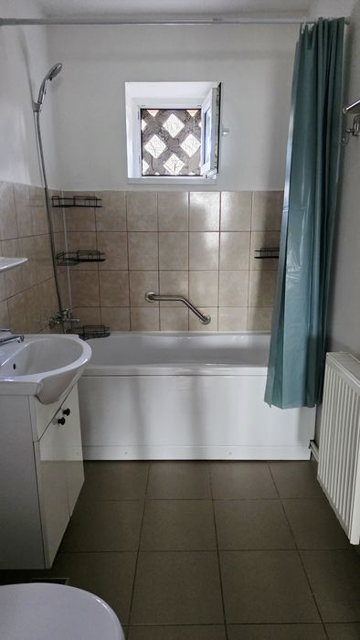 De inchiriat apartament 2 camere, et. 3, zona Hotel