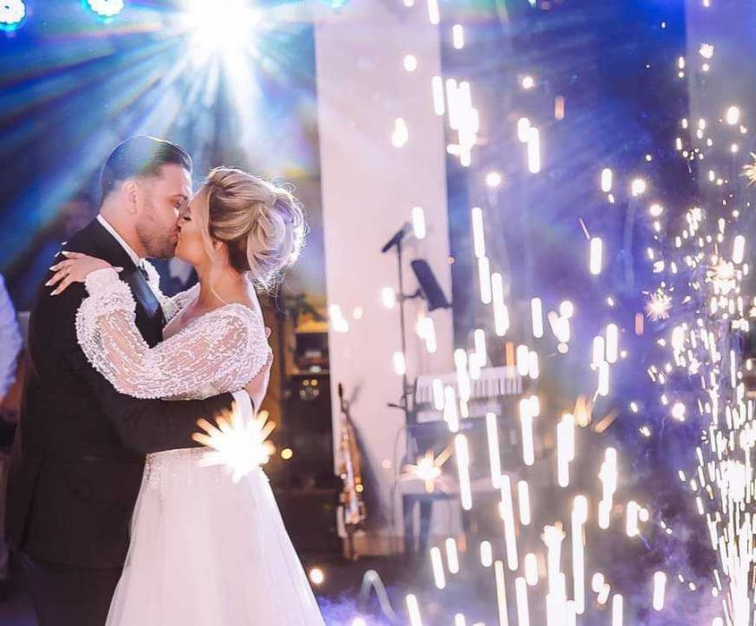 Fum greu, artificii, dansul mirilor, nunta - Firma autorizata