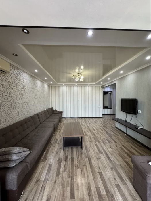 Ойбек , 3 комнатнач квартира 76м2 | ориентир гостиница Россия