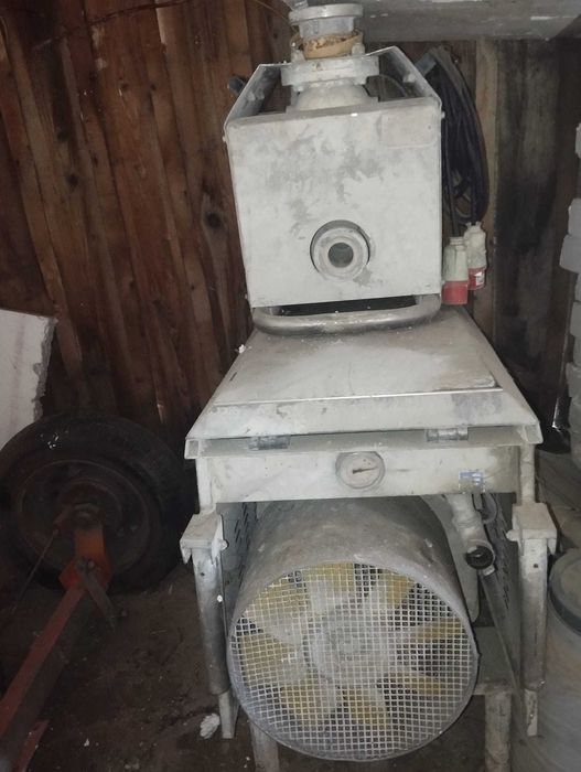 Compresor pentru mașină de tencuit