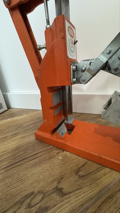 Presa profesionala de taiat, decupat plinta de MDF, la unghi de 45