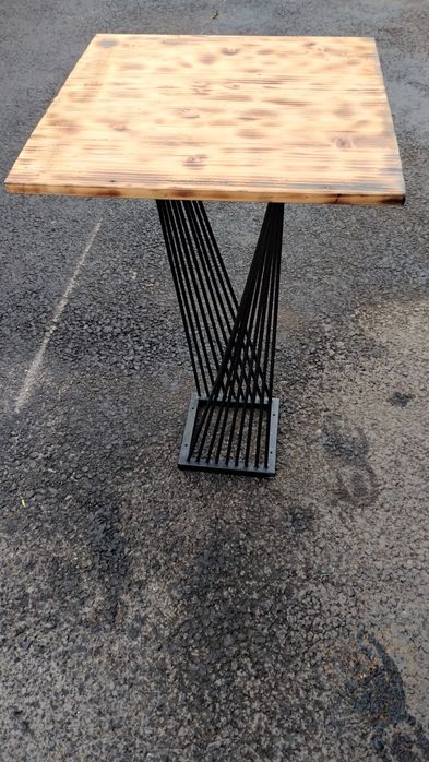 Vând masă bar din fier cu un design deosebit.