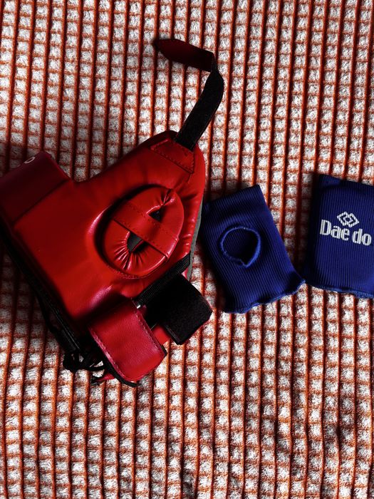 Шлем бокс/каратэ и перчатки