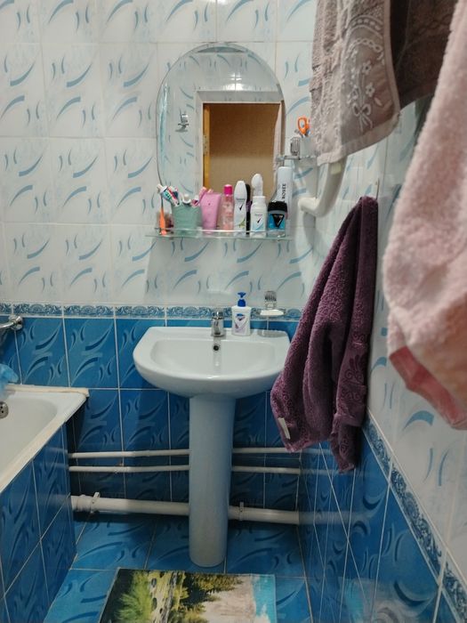 Uy  sotiladi srochna  Uchtepa 15 Kv  22 dom 5 etaj 40 kv