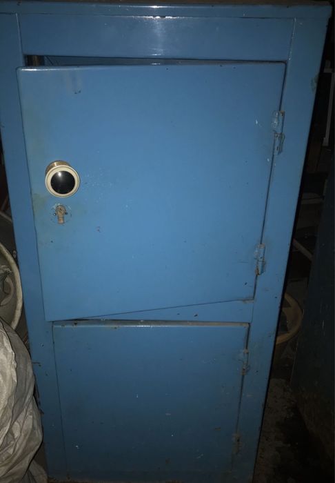 Сейф железный металлический