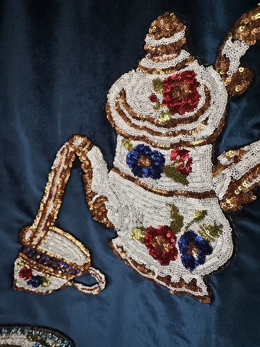 Рокля от тъмно синьо кадифе, с ефектен акцент от синци