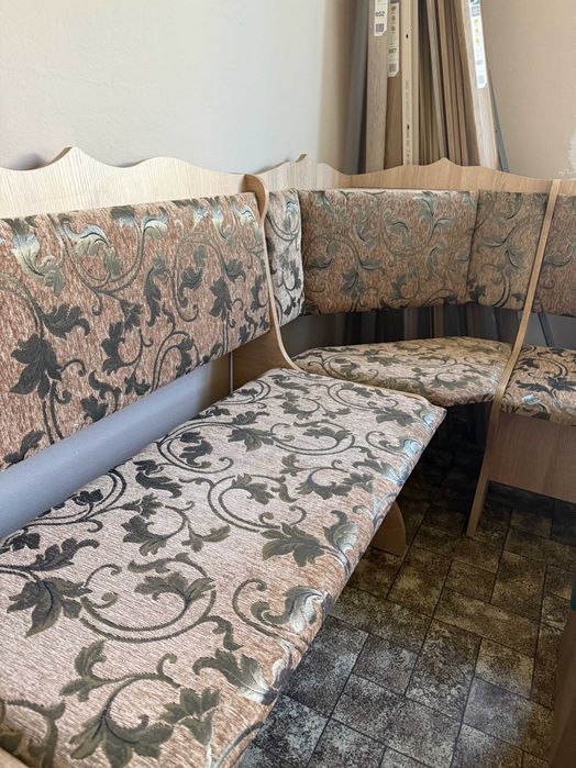 Компактен ъглов диван за кухня/трапезария