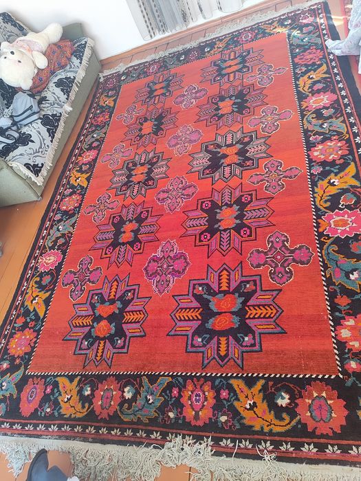 Қол кілем сатылады