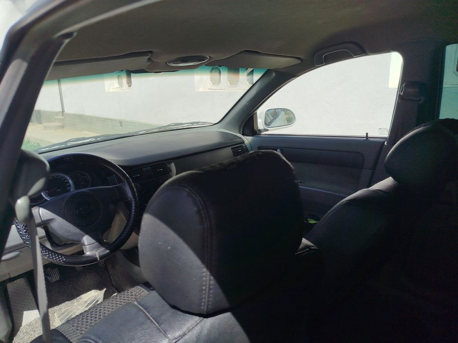 Lasetti 1.8 sotiladi.