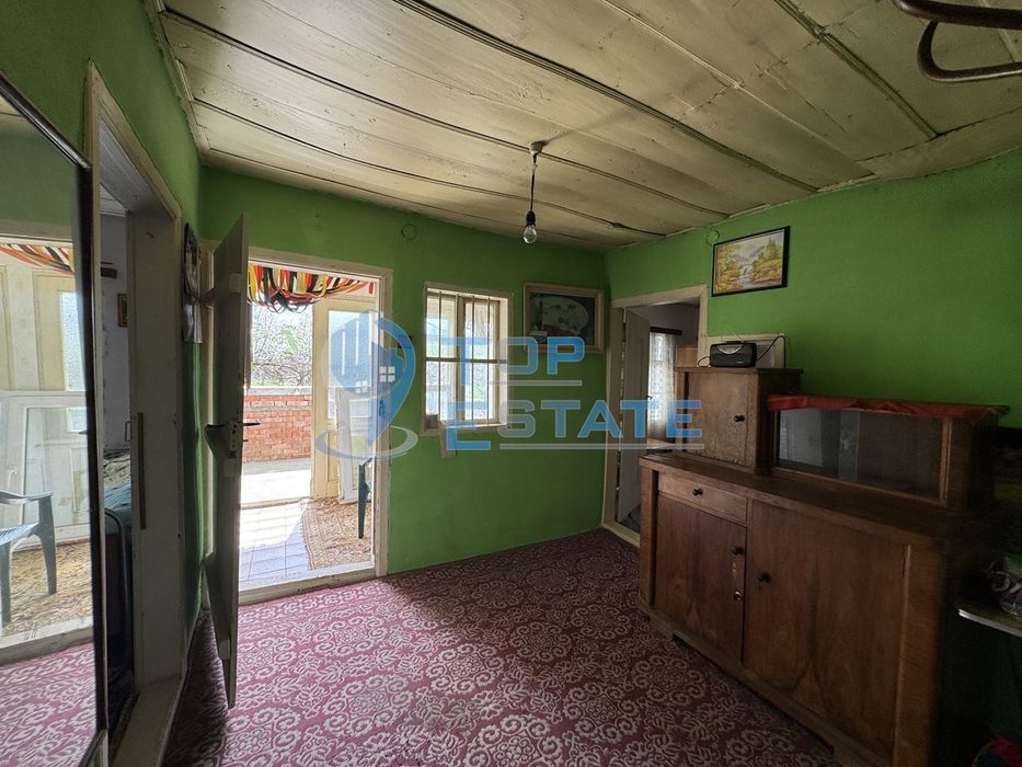 Къща с голям двор и допълнителни постройки в село Янтра, област Велик