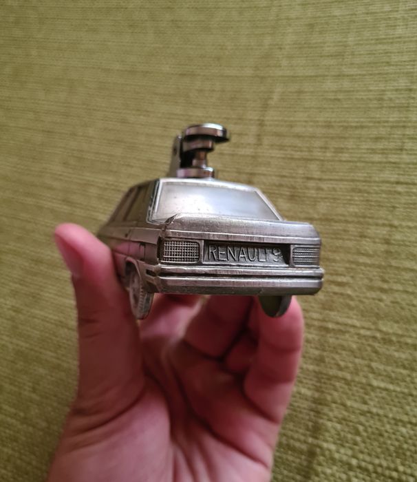 Bricheta In Forma De Masina Renault 9 Metal Veche De Colectie