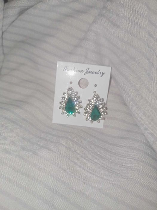 Серьги новые с зелеными вставками
