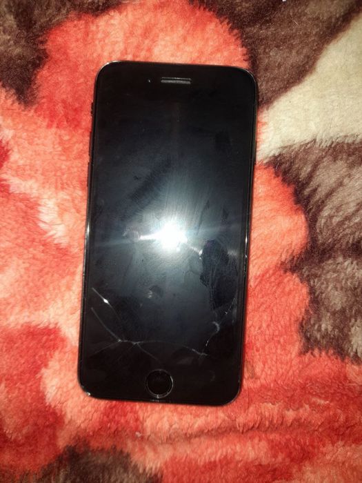 Айфон се 2020    .