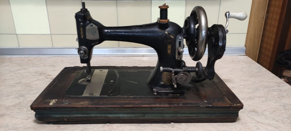 Продам швейную машинку зингер