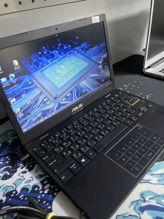 компактный Asus удобно носить