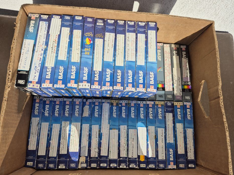 Vând Lot 48 casete video VHS originale Basf de 240 minute colectie de filme diferite genuri 
Philips; Eindhoven,Miniwatt made in
Olanda