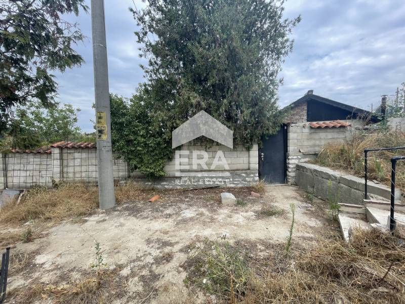 Ексклузивна самостоятелна къща за продажба, с две постройки и голям дв