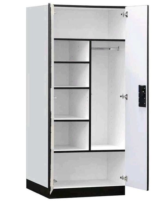 Вместительный шкаф для одежды белый