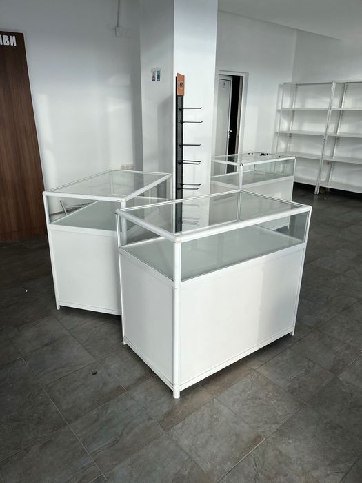 Пълно търговско оборудване за магазин – витрини, стелажи и щендери