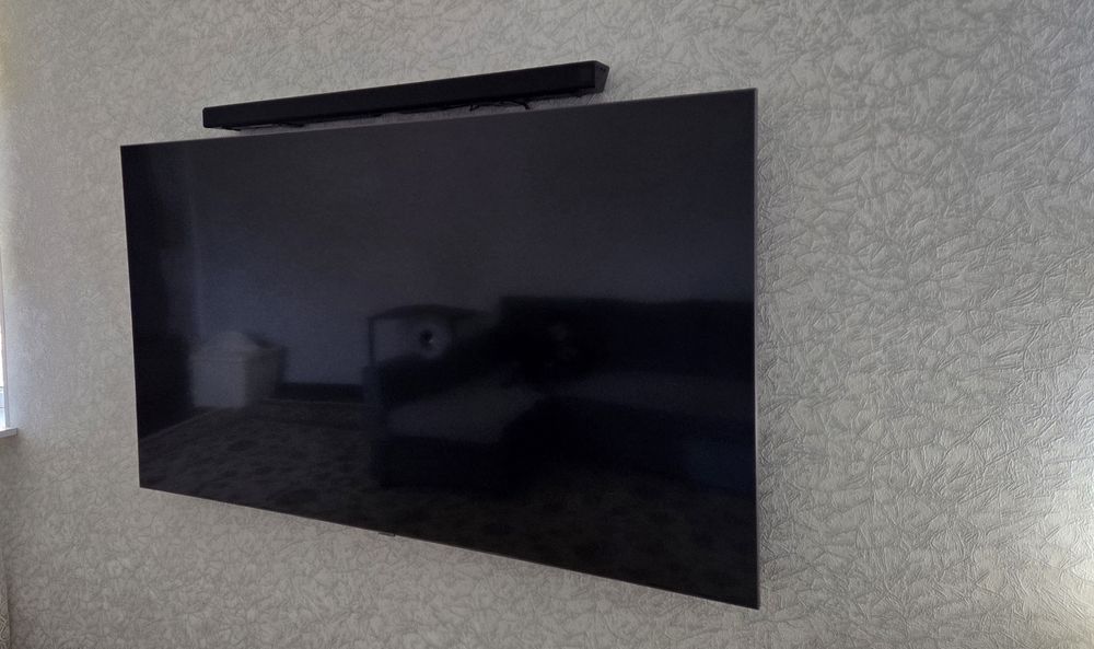 Продается телевизор, экран случайно разбит