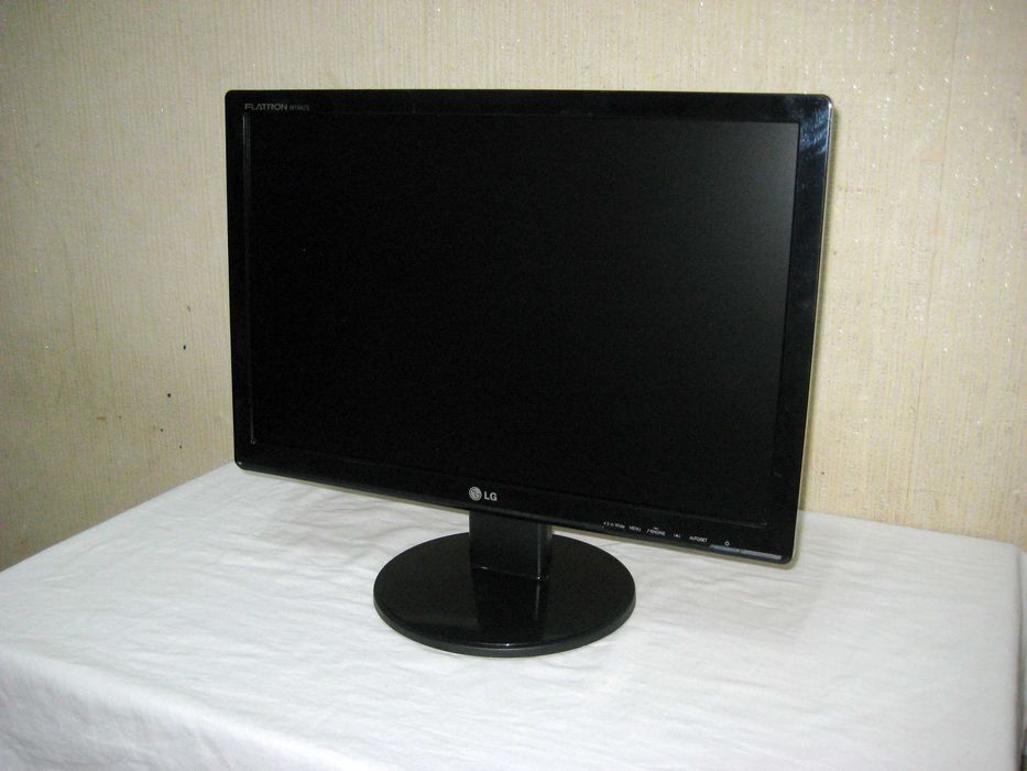 Монитор LG 19LSD идеальном рабочим почти новым состоянии 2шт!