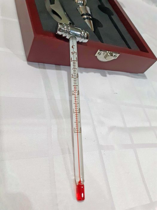 Комплект шах с аксесоари за вино