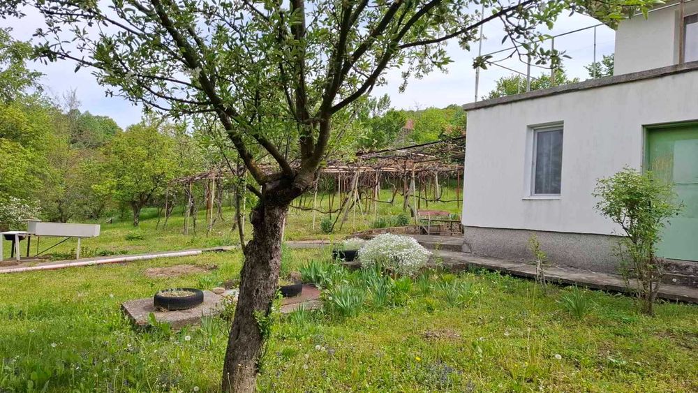 Продава масивна къща в село на 13 км от Габрово