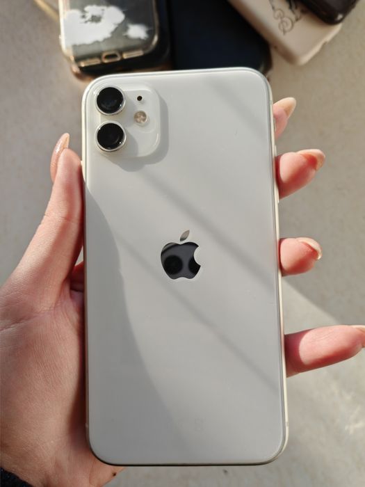 Iphone 11 + подарък 10 кейса и зарядно