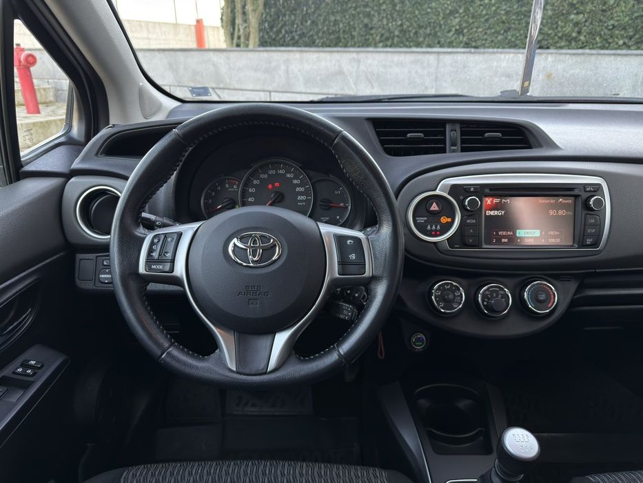 Продавам Toyota Yaris  2013г
