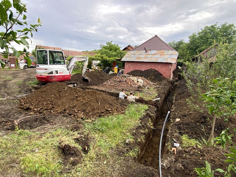 Închiriez mini excavator