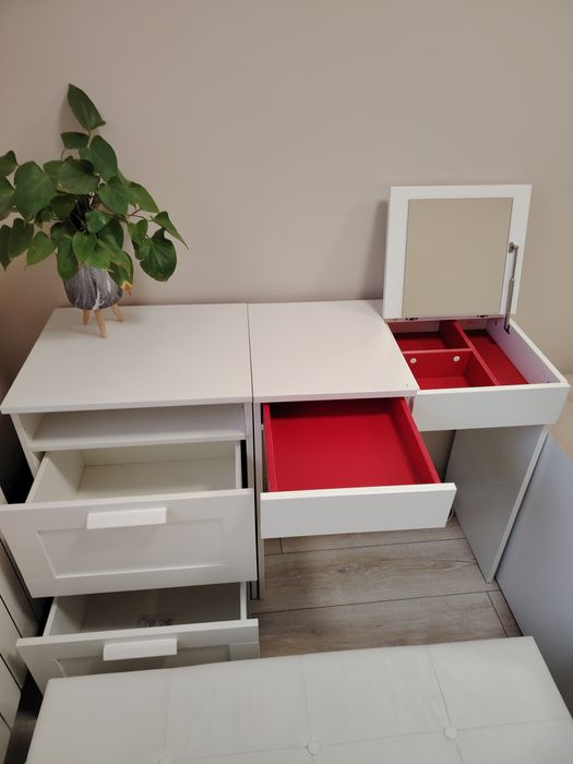 Тоалетка с огледало и чекмеджета плюс шкаф от Икеа