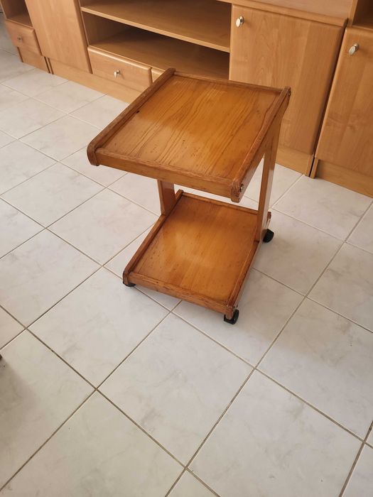 Masuta mobila cu rotile si doua polite - mic mobilier