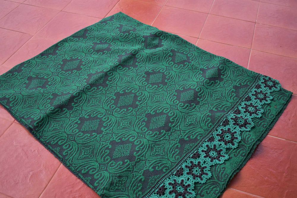 Покривало за лего, с красиви шарки, и зелена ръчно плетена дантела, вълнено, размери 1,90 м на 2,20 м; тегло 2,40 кг; цена 80 евро