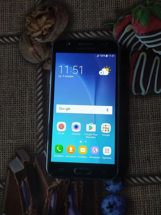 Продавам телефон Samsung J5