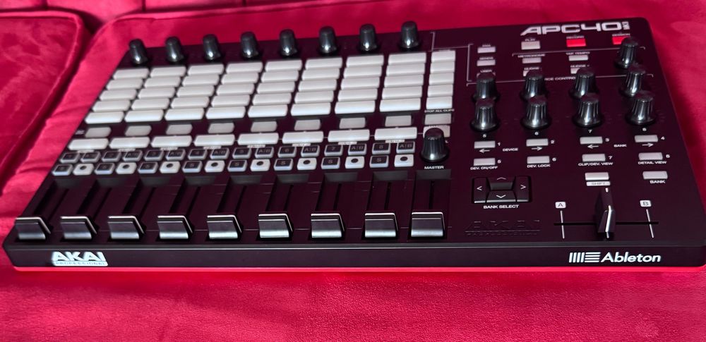 Controller Akai APC40 MKII – Doar desigilat și testat (Nou / Full Box)