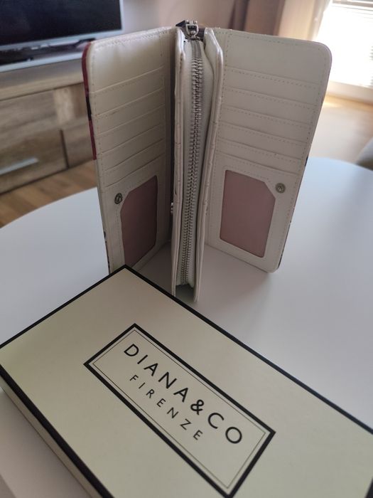 Дамски портфейли