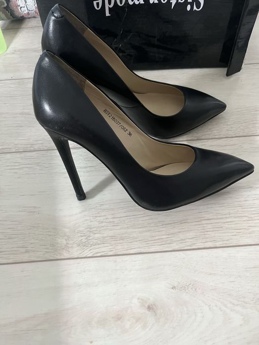 Туфли продам бежевые и черный