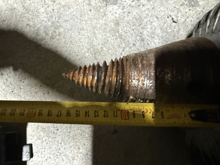 Con crapator de lemne cu motor