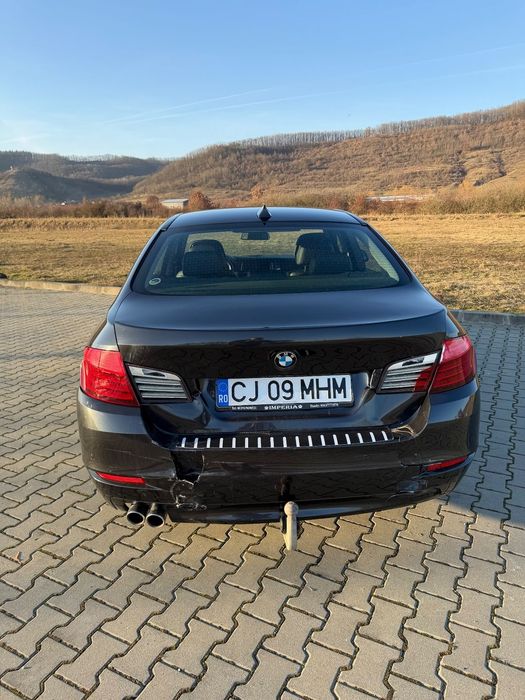 BMW Seria 5 Mașina este lovită în spate. Dar mașina este funcțională.