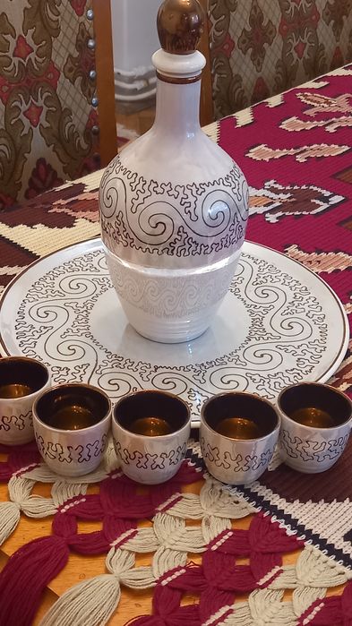 Vand set portelan sticla cu dop+ 5 pahare+platou mare rotund pt tuica/ tarie nefolosite,f frumoase