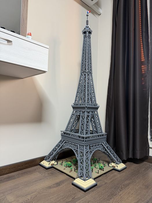 Lego Eiffel Tower - готова